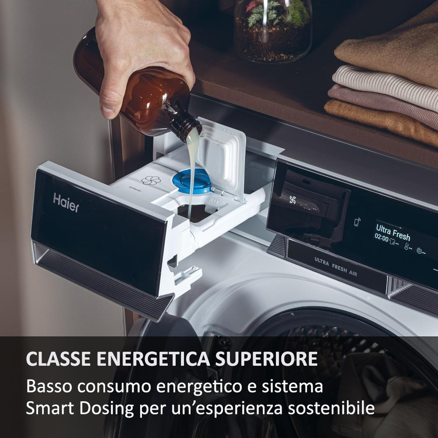 Una persona versa liquido in un dispenser di detersivo.