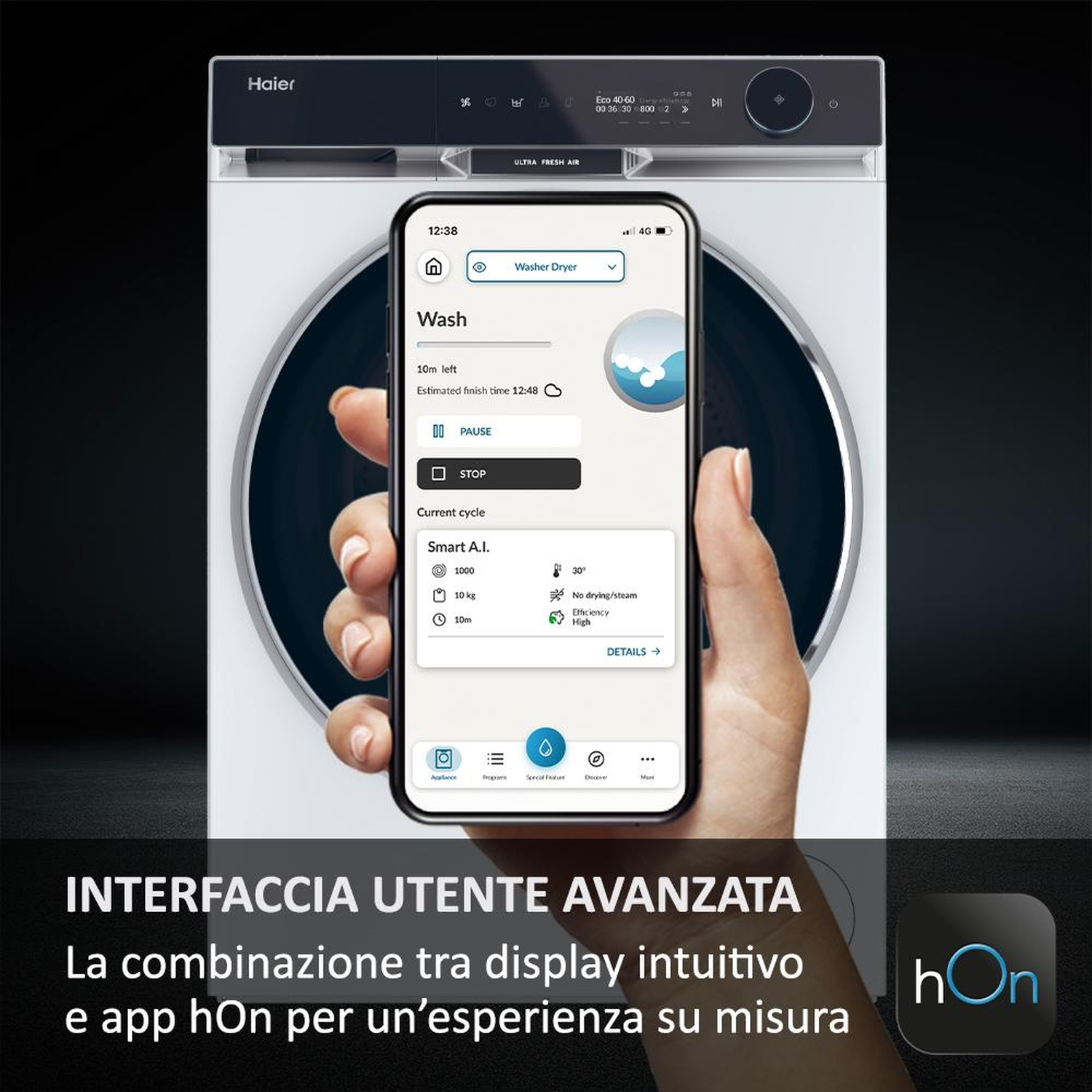 Uno smartphone che mostra l'interfaccia di una lavasciuga Haier. Testo in italiano, sfondo nero.