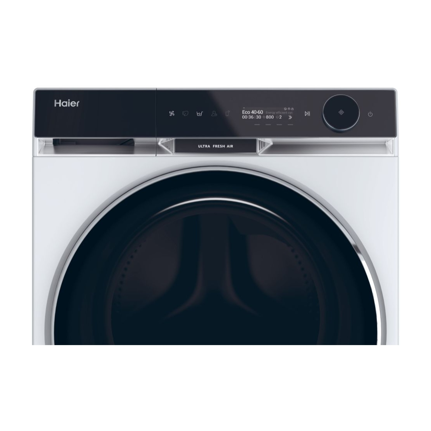 Primo piano del pannello di controllo di una lavatrice Haier bianca. Display e pulsanti neri.