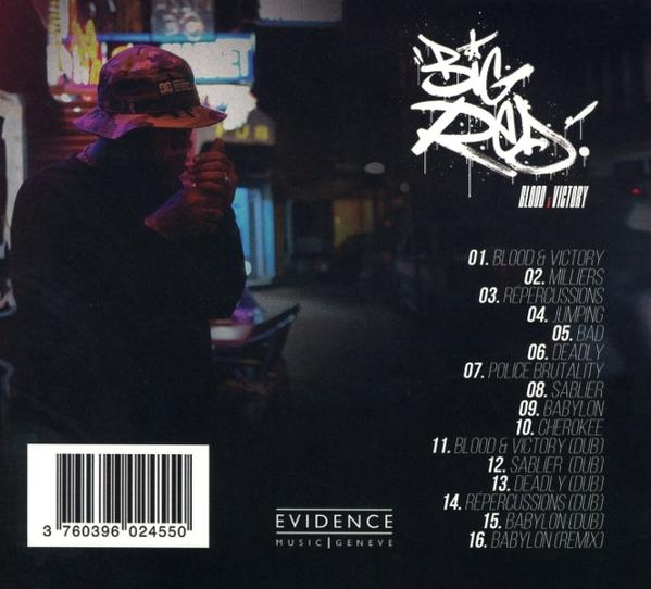 Rückseite eines Albums mit Trackliste und Barcode, mit einem Künstler im Hintergrund.