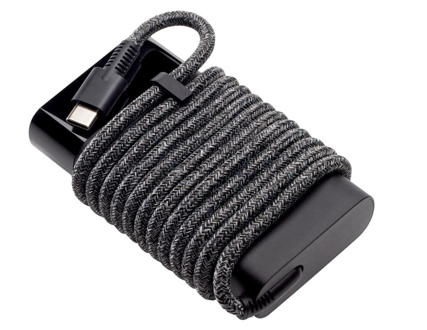 Etrafına sarılmış gri örgülü bir kabloya sahip siyah bir güç adaptörü. Kabloda bir USB-C konektörü var.