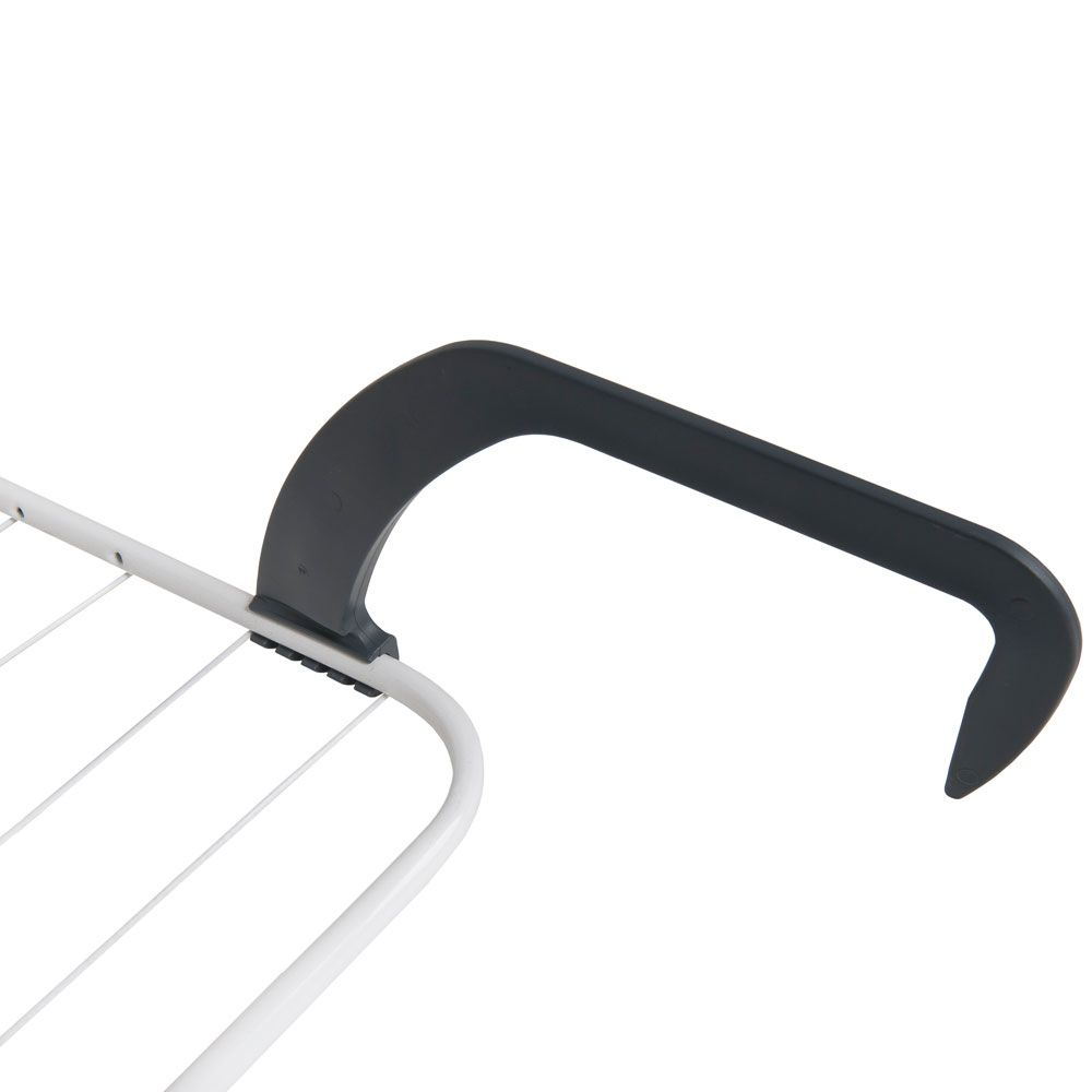 Zbliżenie białego uchwytu suszarki do ubrań, widoczne sznurki do suszenia.