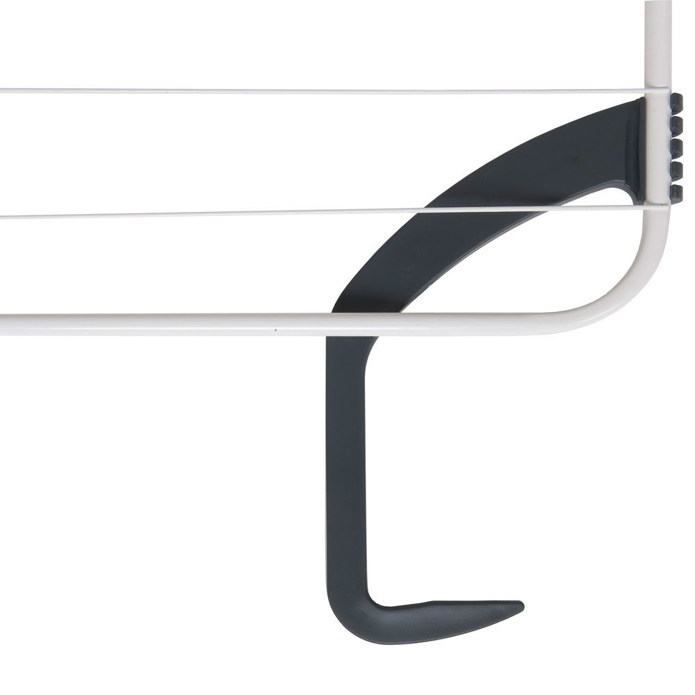 Sznur do wieszania prania z ciemnoszarym wspornikiem. Tło jest białe. Sznur jest pusty.