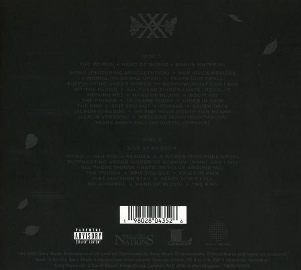Ein schwarzes Albumcover mit Titelliste, Logos und Text. Weiße Blätter sind im Hintergrund.