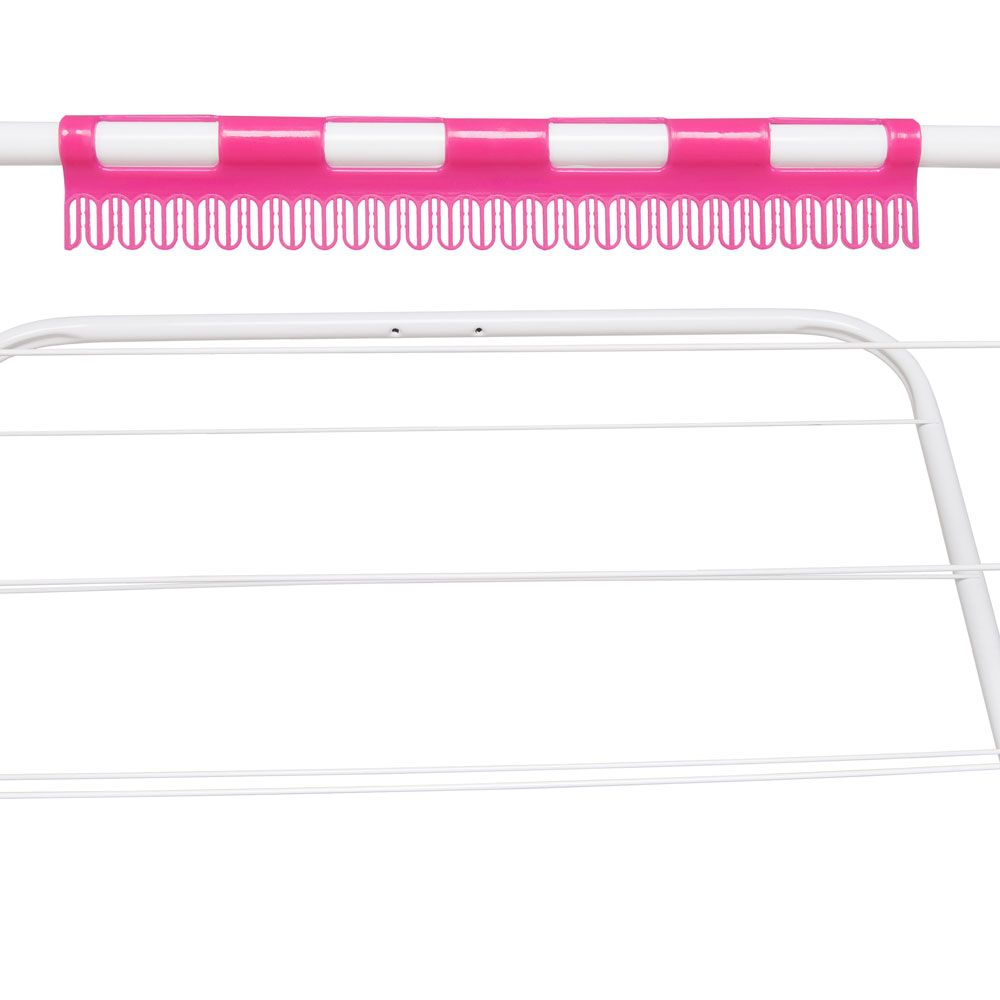 Suszarka na ubrania z różowym plastikowym elementem do trzymania ubrań. Białe tło.