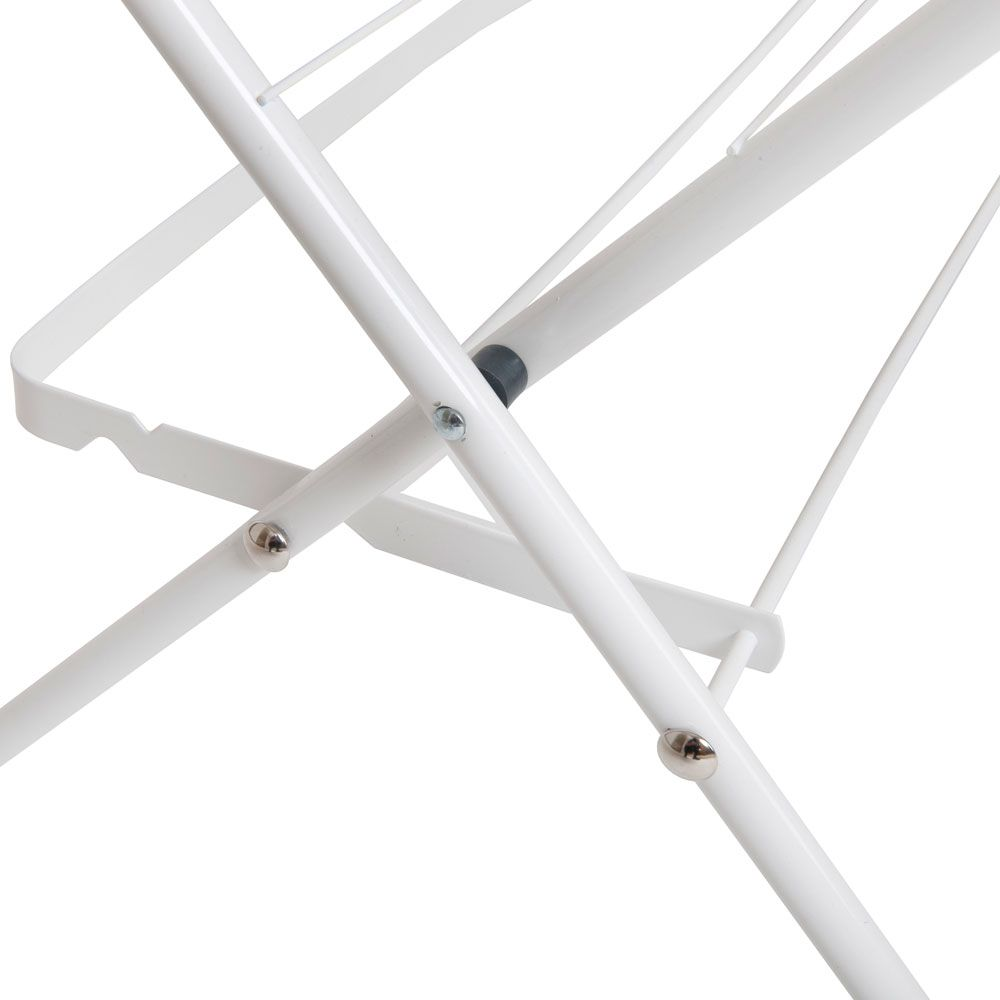 Biały, metalowy stojak do suszenia ubrań, zbliżenie.