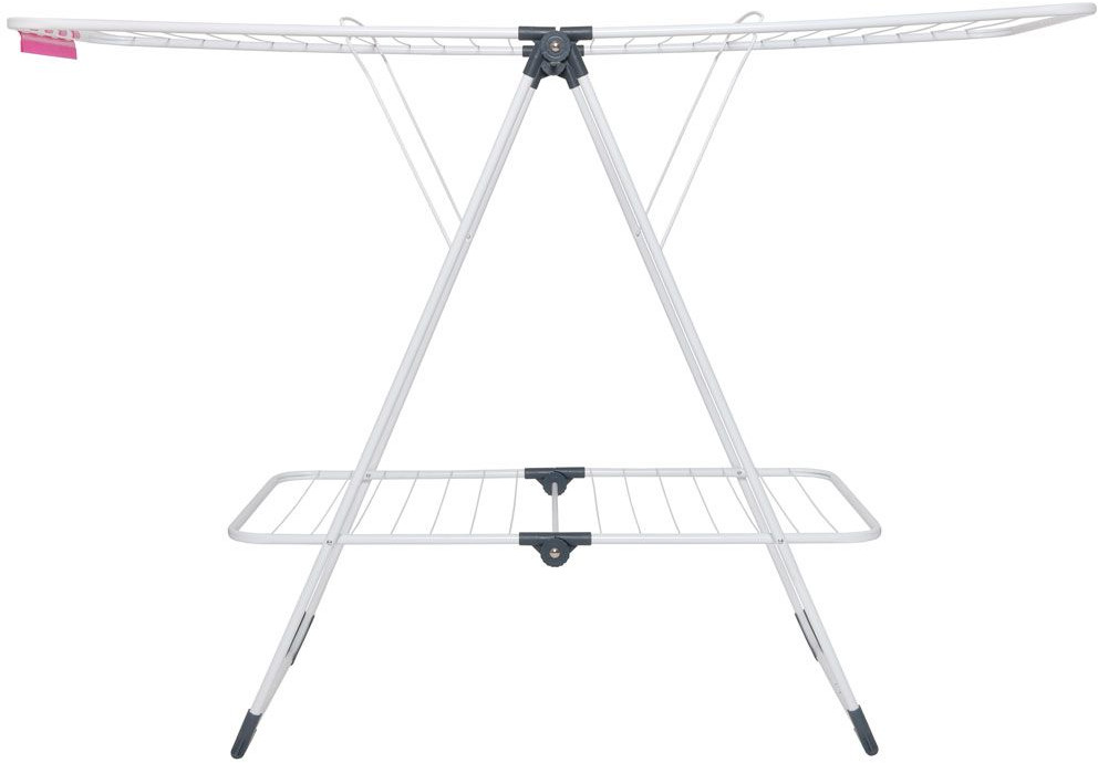 Biały stojak na pranie na białym tle, z różową etykietą na górze.