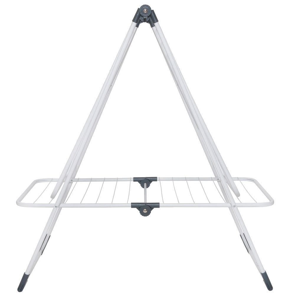 Biała suszarka na ubrania. Kształt trójkąta z drucianym stojakiem. Białe tło.