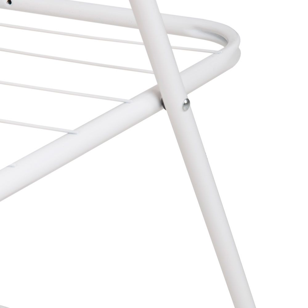 Szczegół białego metalowego stojaka do suszenia. Widoczne poziome pręty i kątowe podpory.