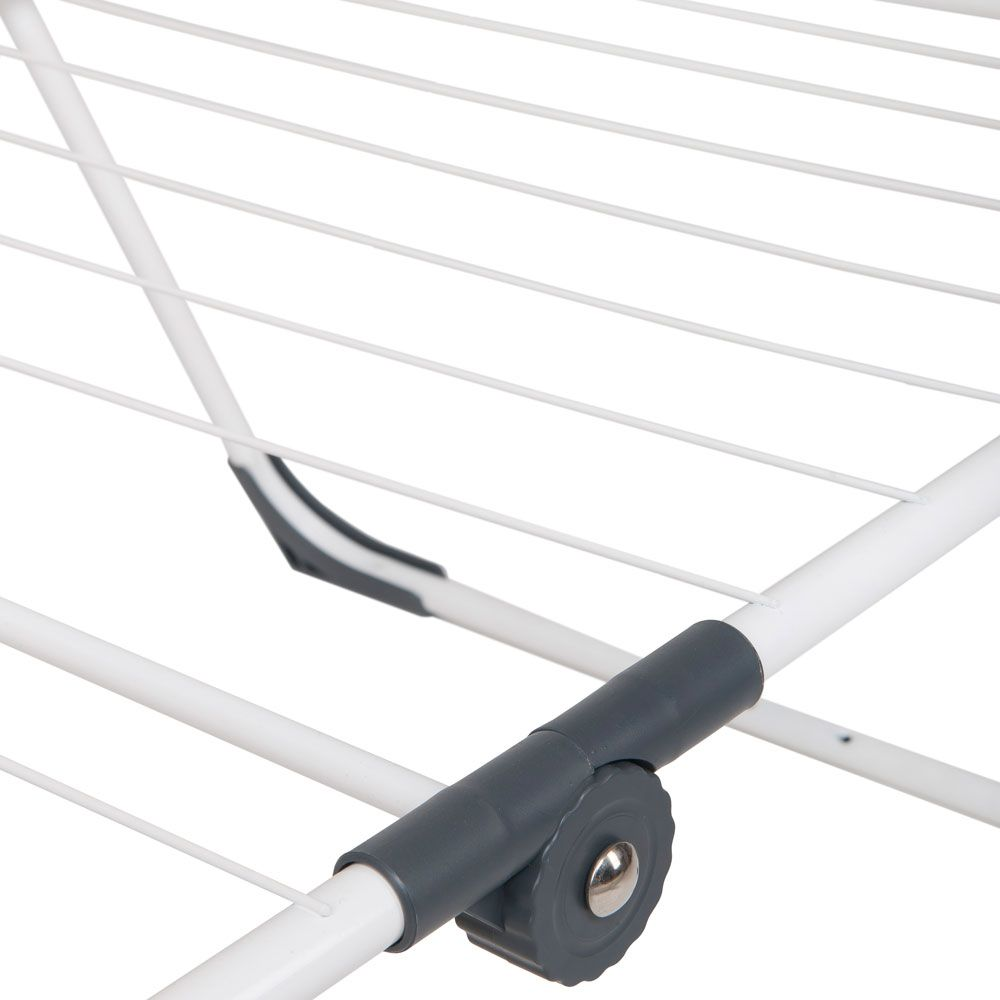 Biała suszarka do ubrań z białymi prętami i szarym pokrętłem regulacji. Białe tło.