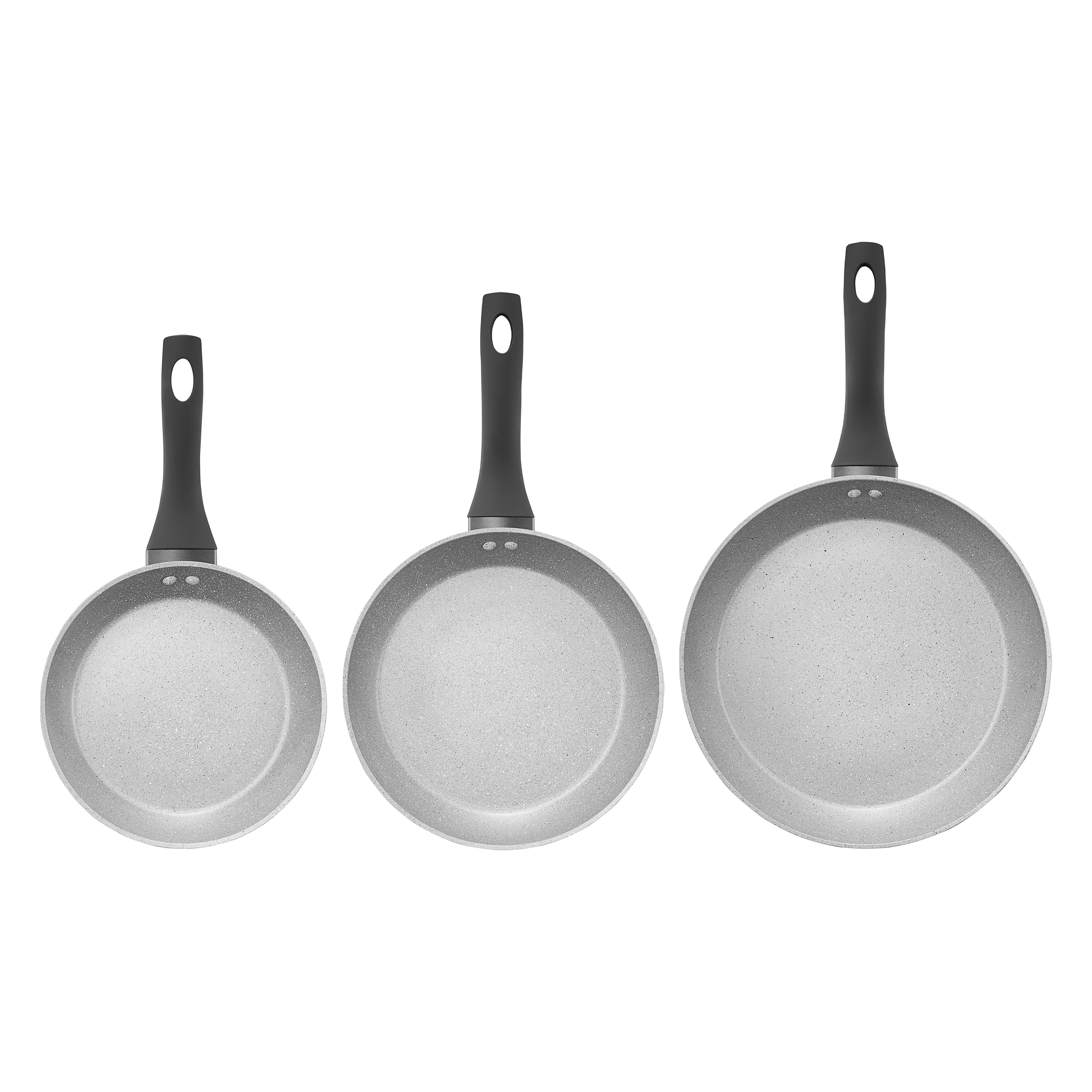 Trzy srebrne patelnie, każda z czarnym uchwytem, ​​zwiększające się rozmiarami od lewej do prawej.