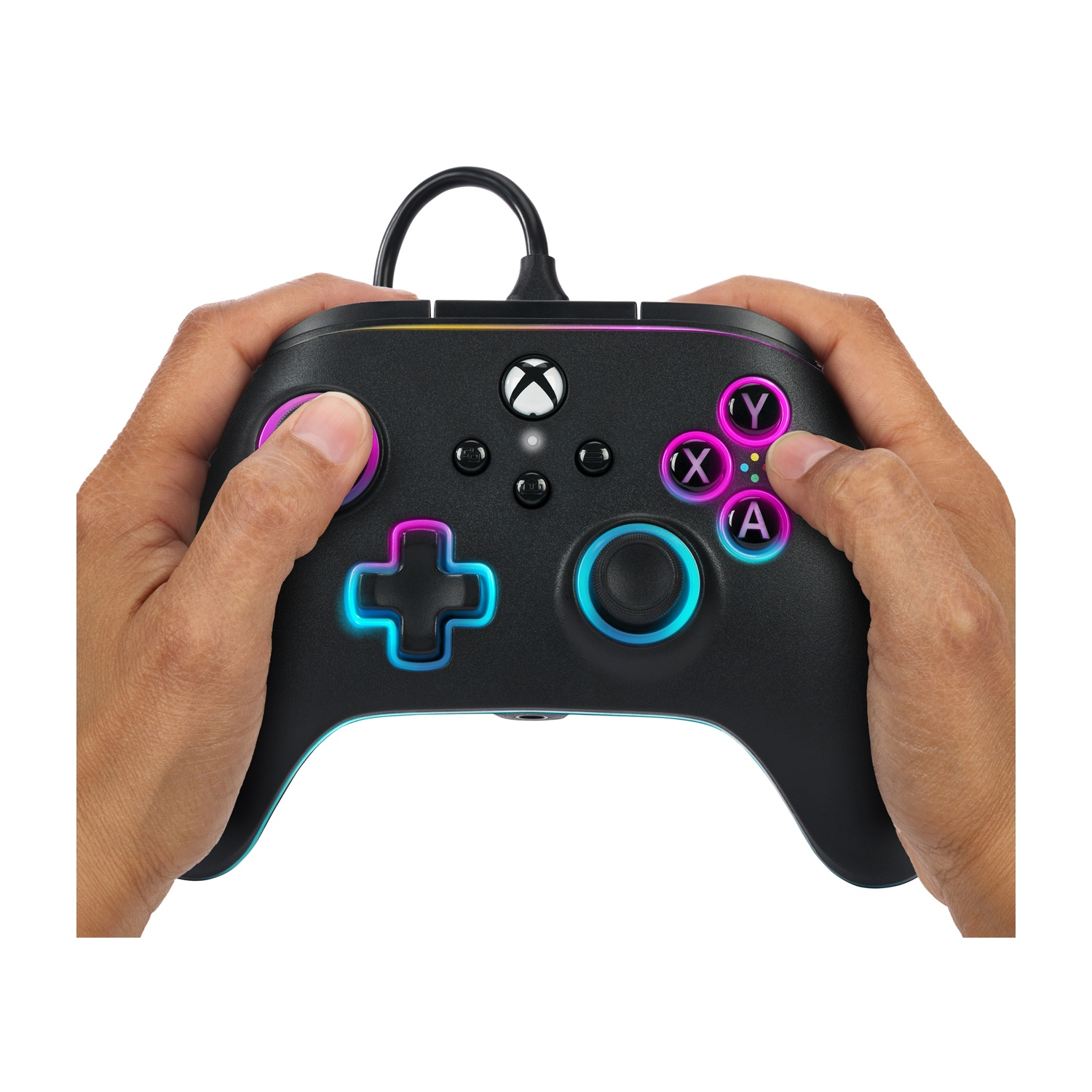 Mani che tengono un controller Xbox nero con illuminazione colorata dei pulsanti su sfondo bianco.