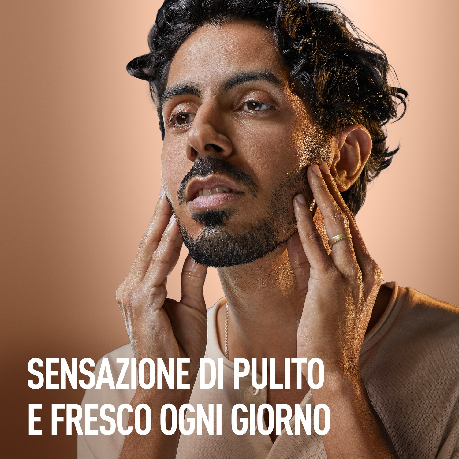 Un uomo che si tocca il viso, con testo in italiano.