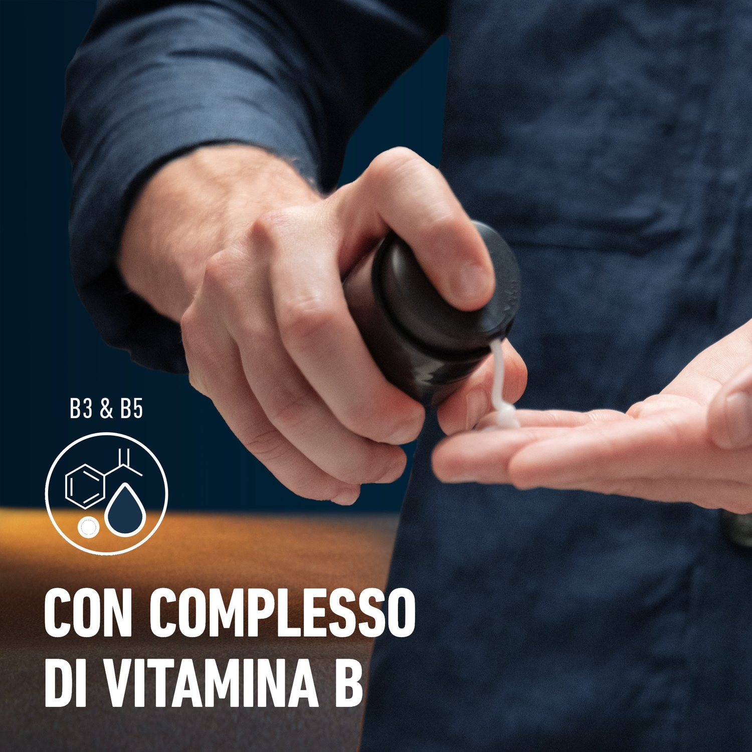Una persona che versa la lozione nella mano. La bottiglia di lozione e un diagramma chimico sono mostrati.
