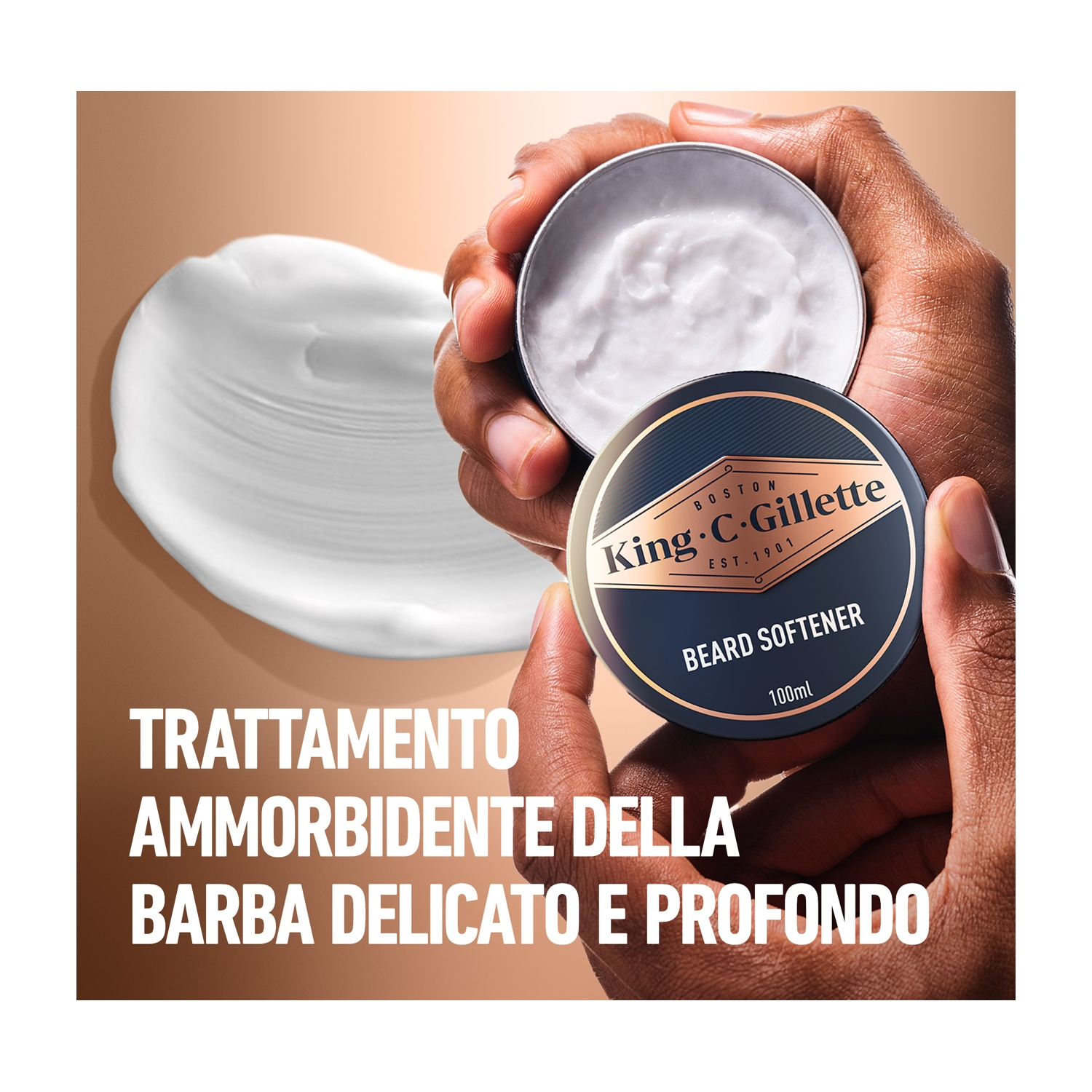 Mani che tengono una crema emolliente per la barba in una piccola latta, accanto a una striscia di crema.