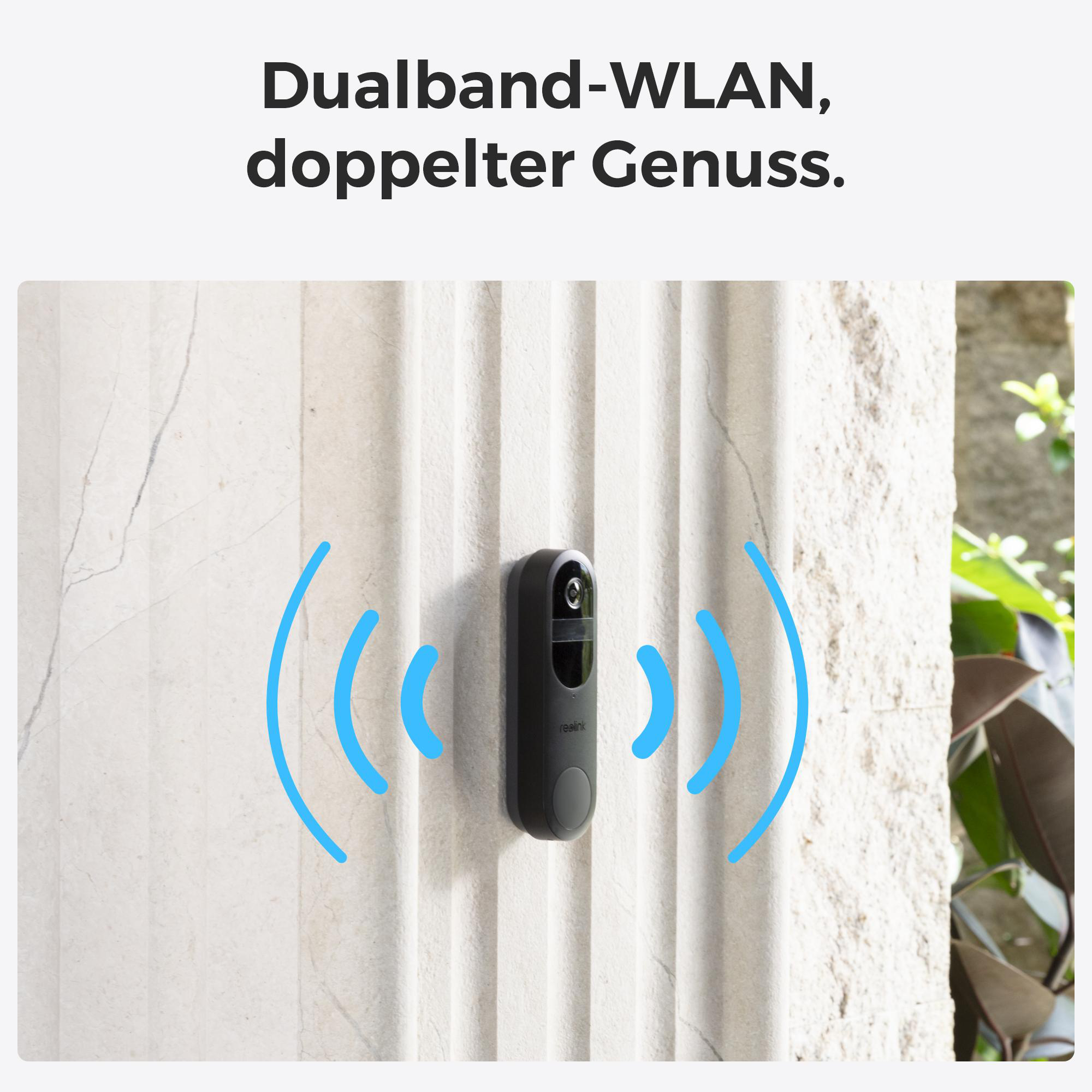 Eine schwarze Türklingel an einer Wand mit blauen WLAN-Signal Linien.