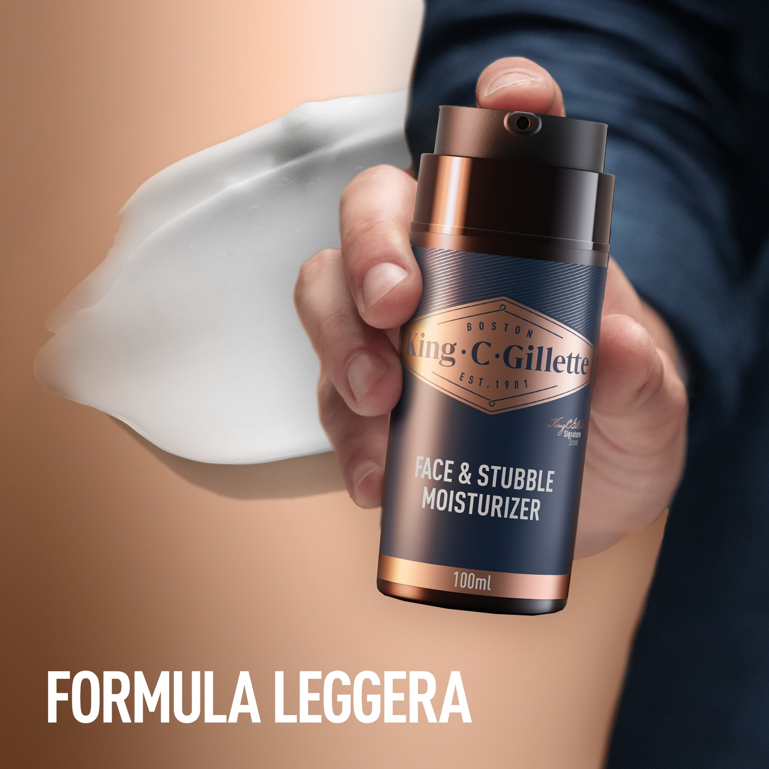Mano che tiene un idratante viso King C. Gillette, con applicazione di schiuma.