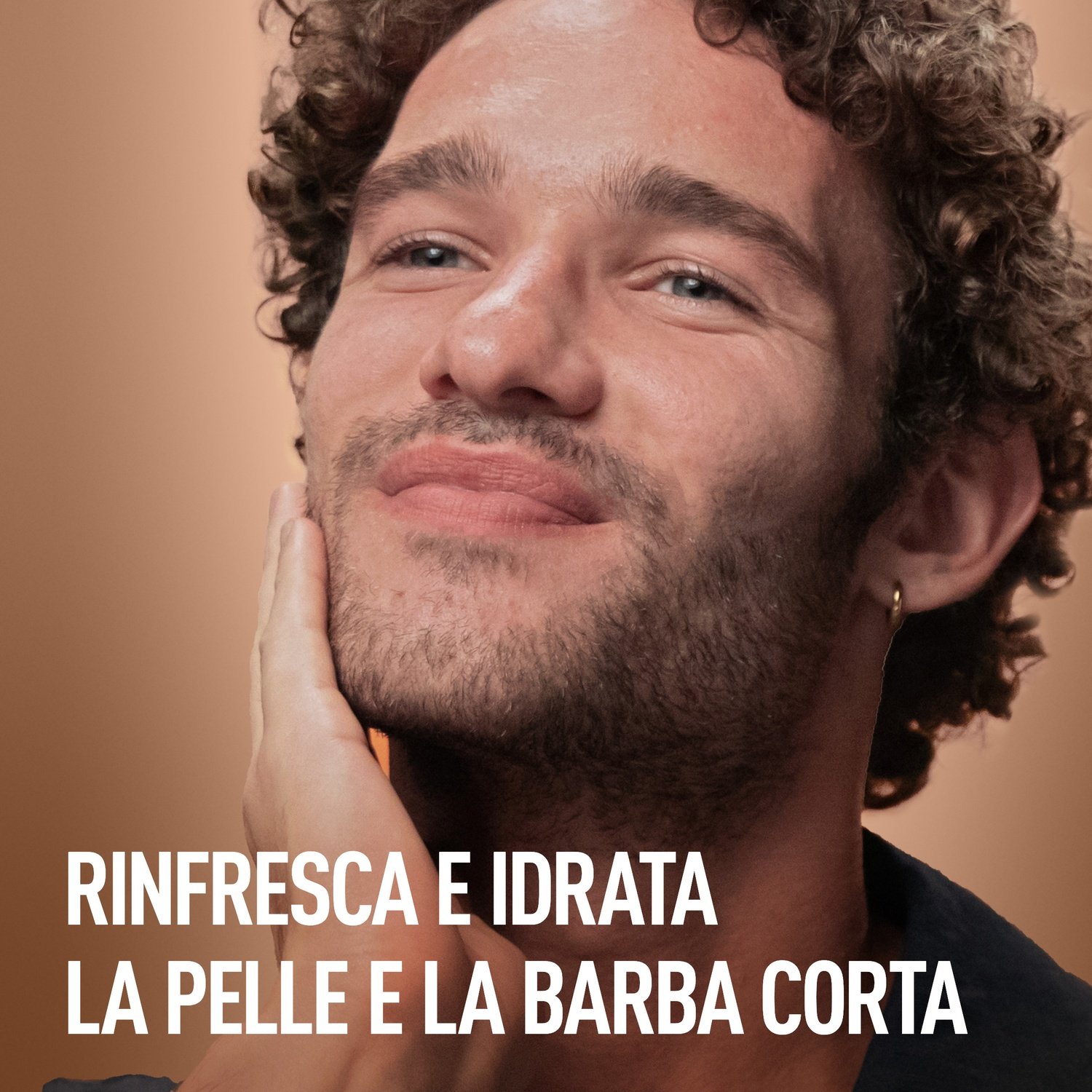 Un uomo si tocca il viso, con testo sopra, che promuove la cura della pelle e della barba.
