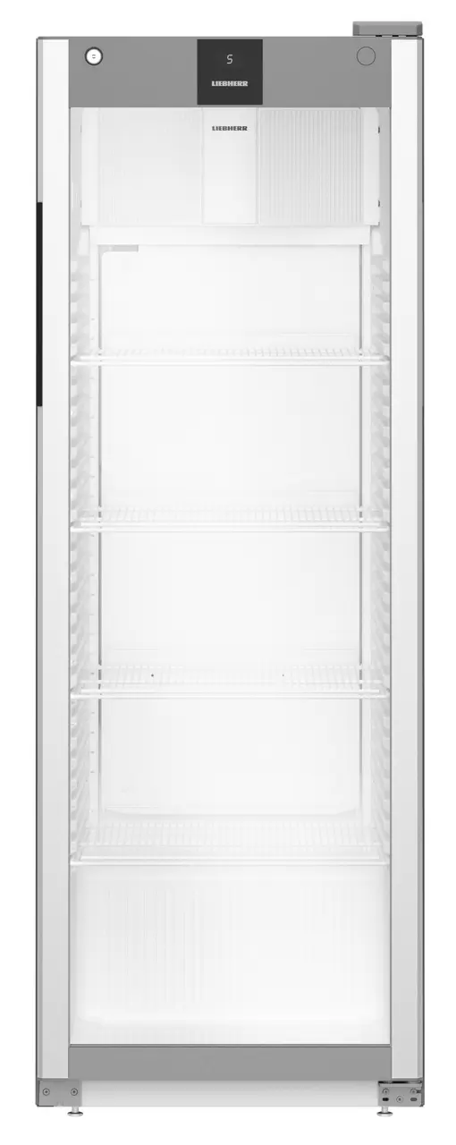 Ein hoher, leerer Liebherr-Kühlschrank.