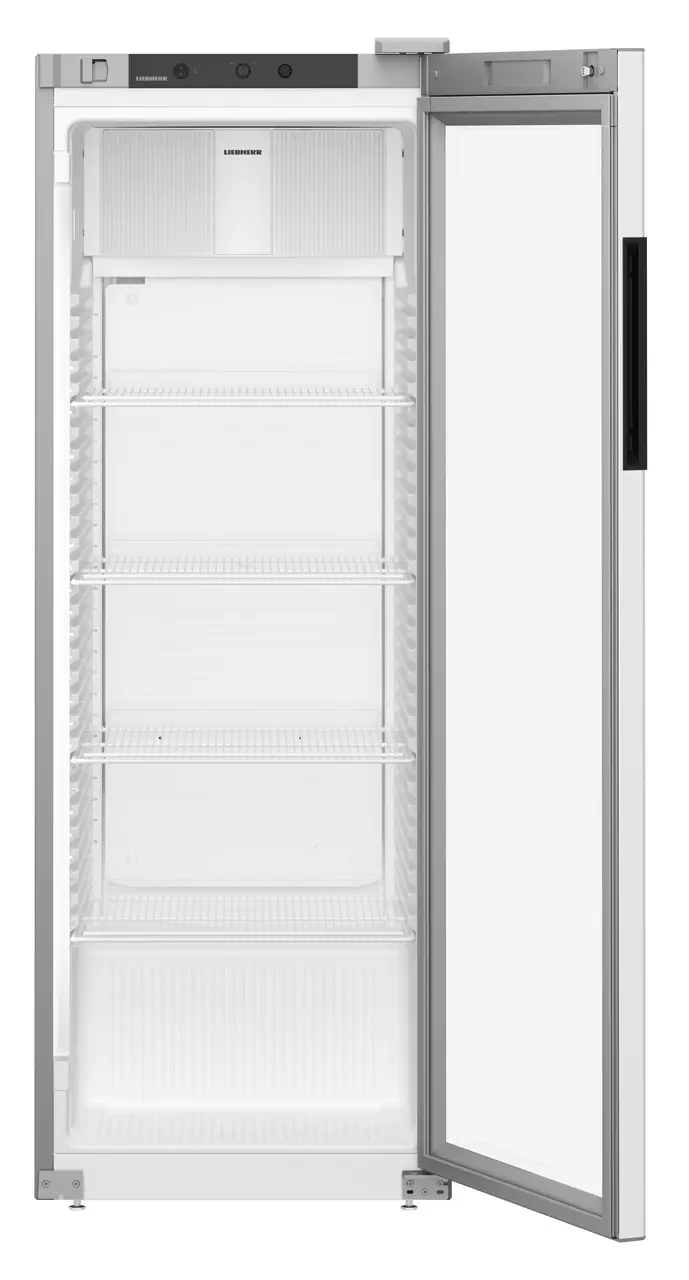 Weißer Kühlschrank mit geöffneter Glastür, zeigt Regale. Schwarzer Griff, weißer Hintergrund.