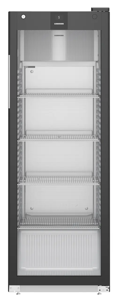 Ein hoher, schwarzer Liebherr-Kühlschrank mit Glastür, zeigt Regale im Inneren.