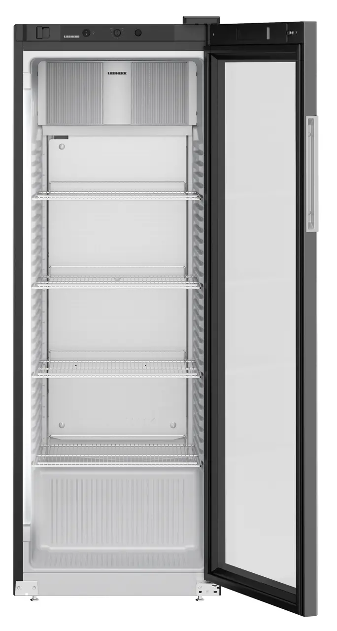 Geöffneter schwarzer Kühlschrank mit Regalen, Tür offen, Innenraum sichtbar.