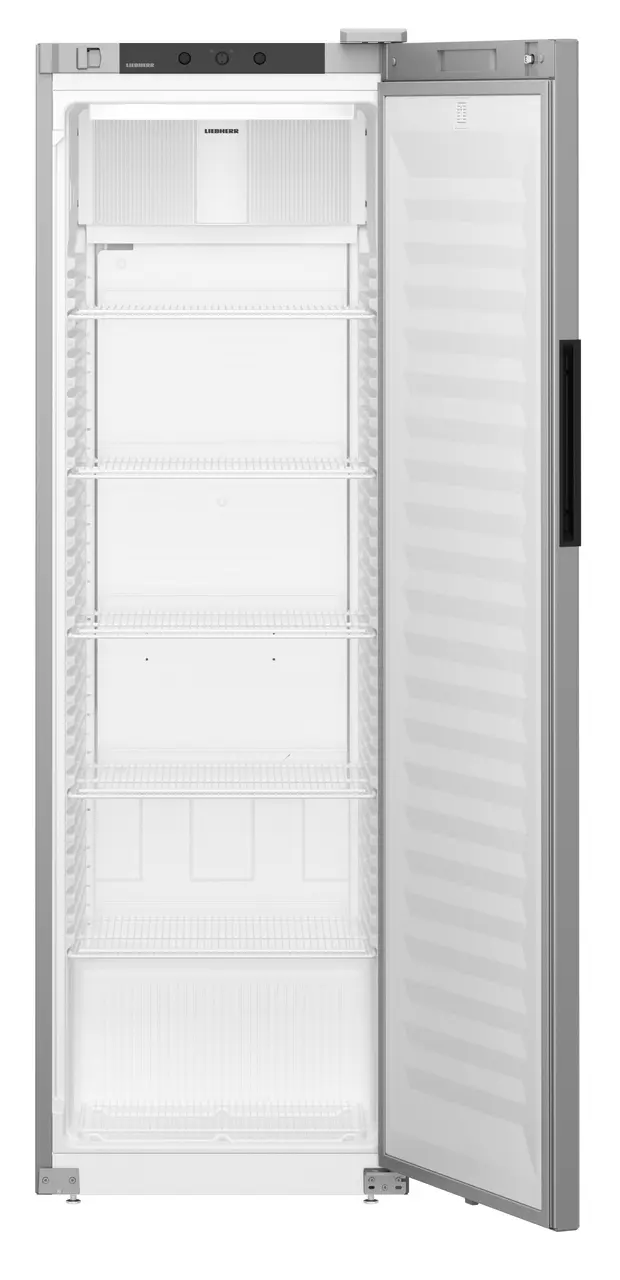 Ein hoher, leerer, offener Kühlschrank mit mehreren Regalen.