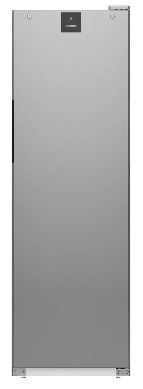 Ein hoher, grauer Kühlschrank. Er hat einen schwarzen Griff und ein kleines schwarzes Quadrat mit einem weißen 'S' und 'Liebherr'-Logo.