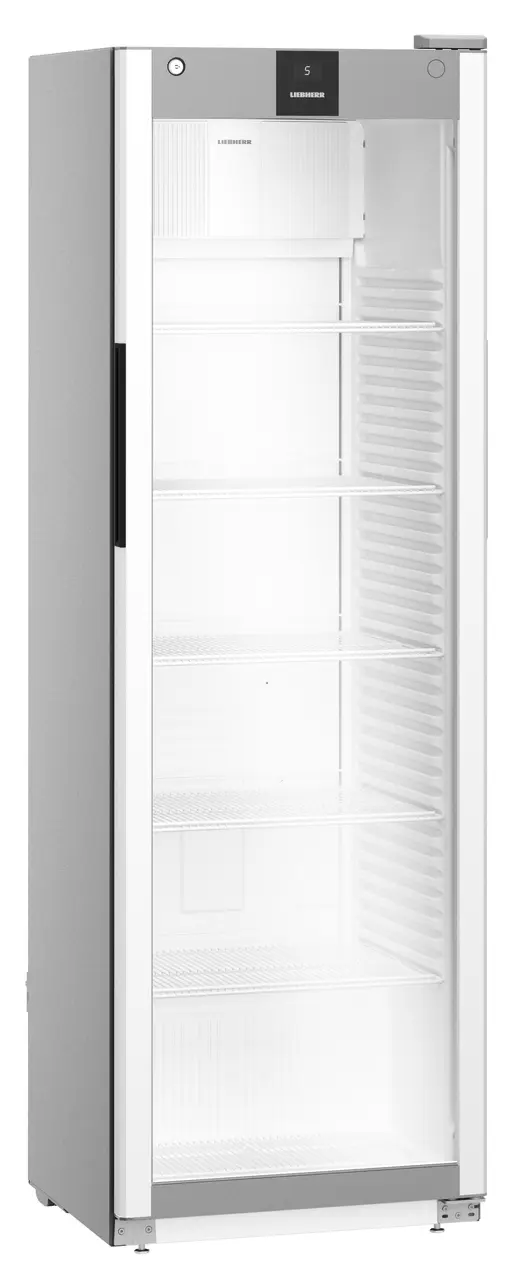 Ein hoher, weißer Kühlschrank mit Glastür, Regale sind sichtbar.