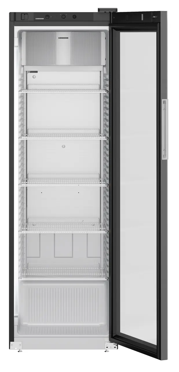 Ein hoher, leerer Kühlschrank mit offener Tür. Er ist schwarz und hat eine Glastür.