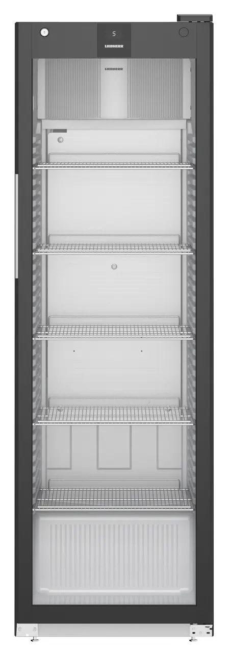 Ein hoher, schwarzer Liebherr-Kühlschrank. Er hat Glastüren und mehrere Regale im Inneren.