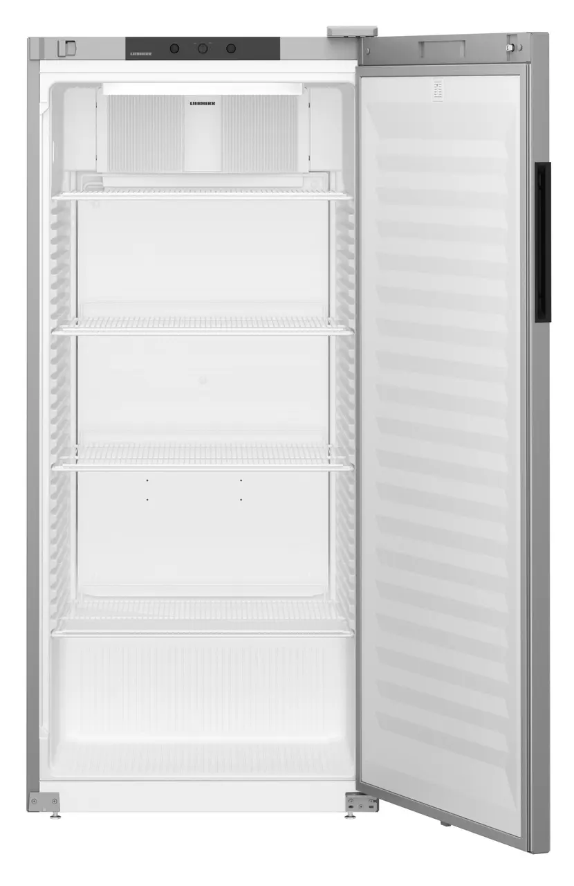 Offener, leerer, silberfarbener Kühlschrank. Innenraum mit Regalen. Tür offen, weiß innen.