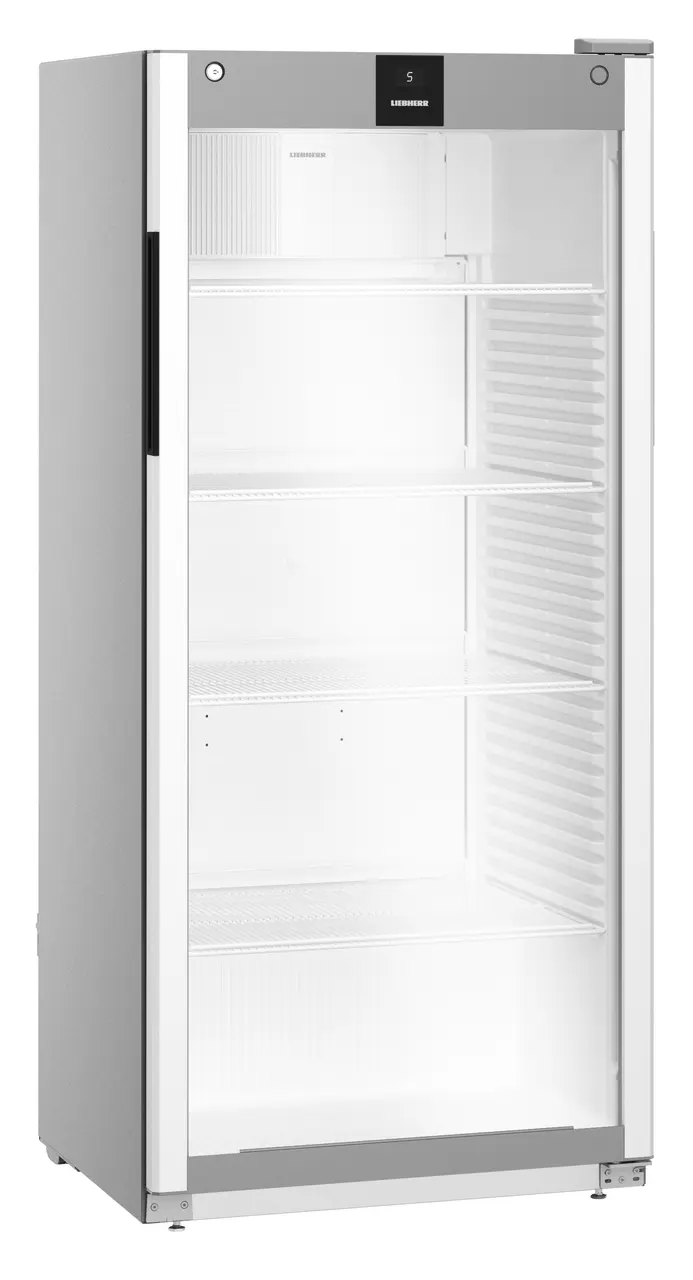 Silberner Kühlschrank mit Glastür und Regalen. Weißer Hintergrund. Gesamtansicht.