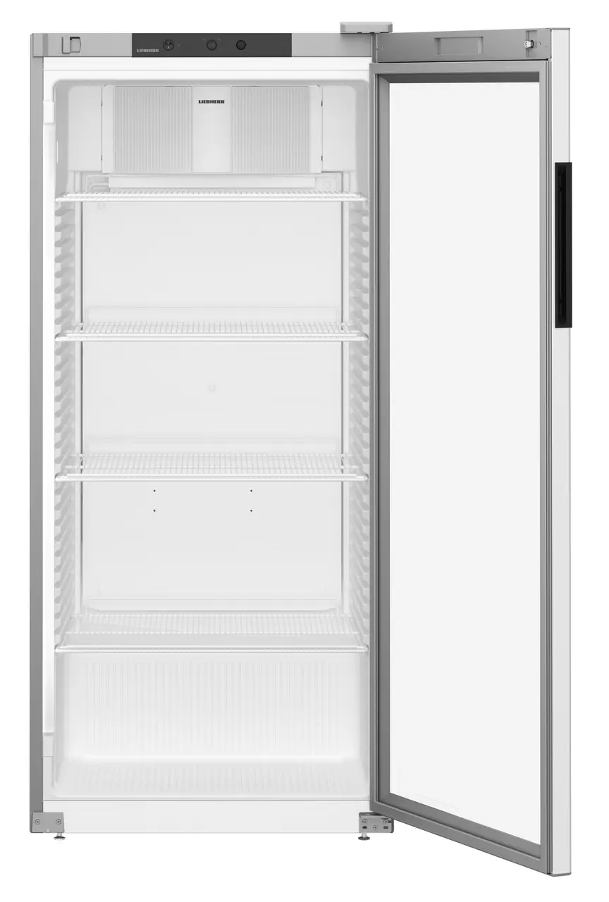 Offener, leerer, silberfarbener Kühlschrank. Innenraum mit Regalen. Tür offen, weiß innen.