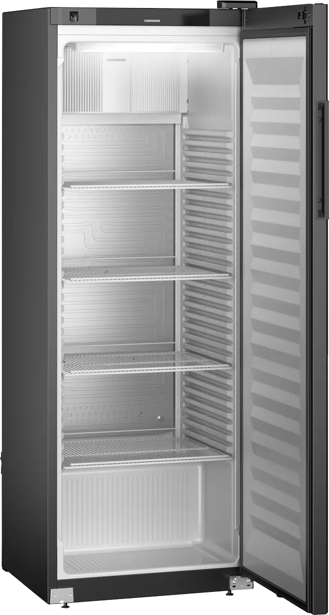 Geöffneter schwarzer Kühlschrank. Regale sind innen sichtbar. Die Tür ist offen.