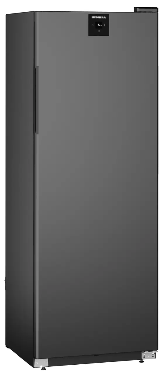 Ein dunkelgrauer Liebherr-Kühlschrank. Er hat ein Digitaldisplay mit der Temperatur und einen Griff. Der Markenname ist sichtbar.