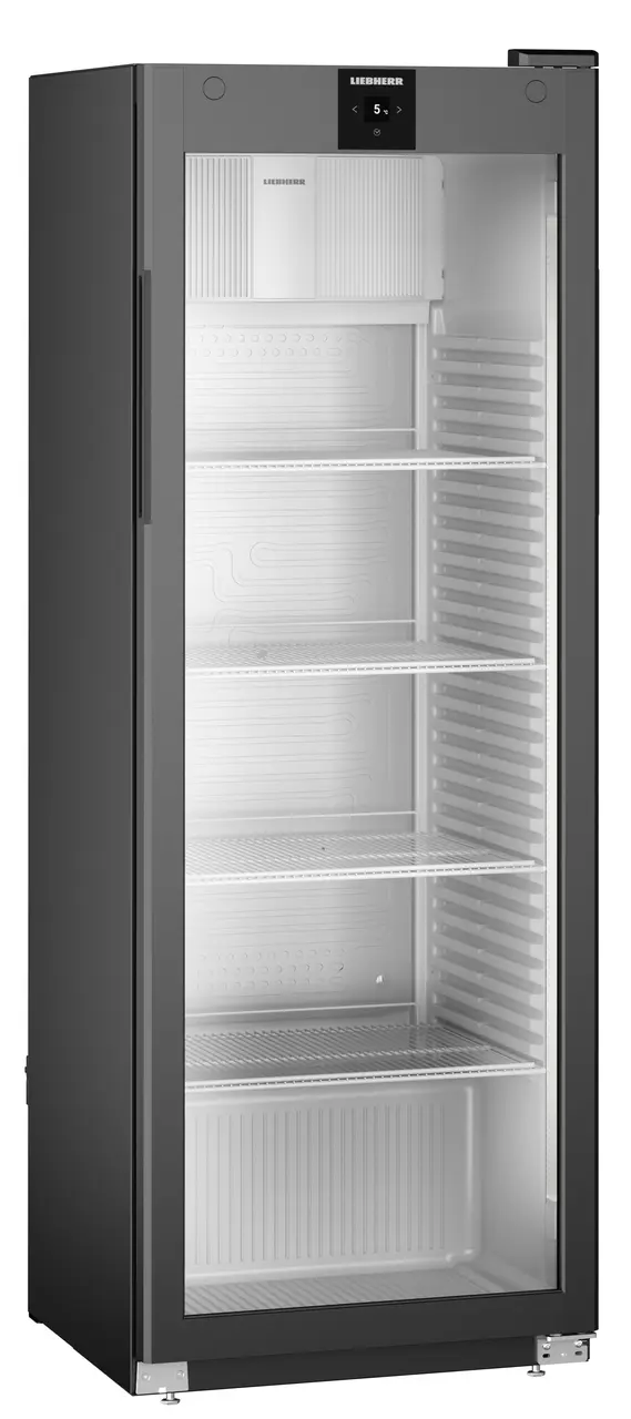 Hoher, offener Glas-Kühlschrank. Er hat Regale und eine digitale Anzeige. Die Tür ist leicht geöffnet.