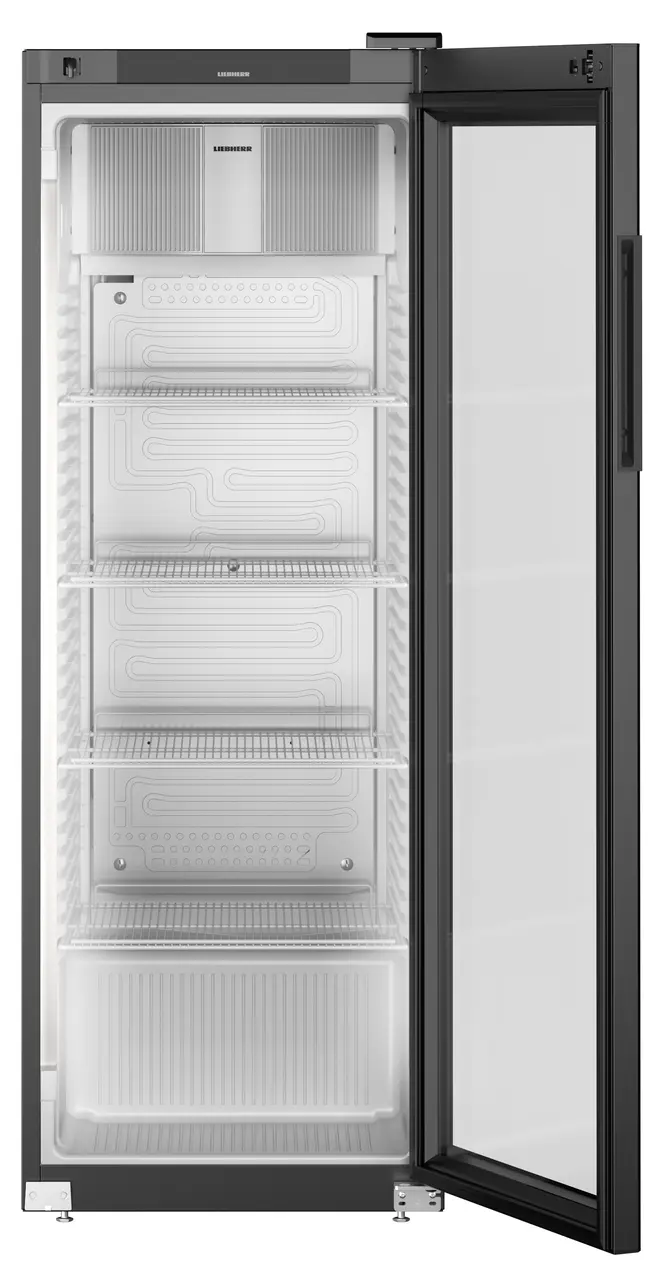 Ein hoher, schwarzer Kühlschrank mit einer transparenten Tür, die geöffnet ist, um Regale und Kühlelemente zu zeigen.