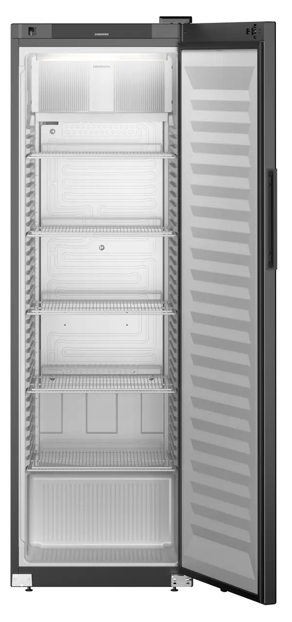 Offener Kühlschrank mit mehreren Drahtregalen.