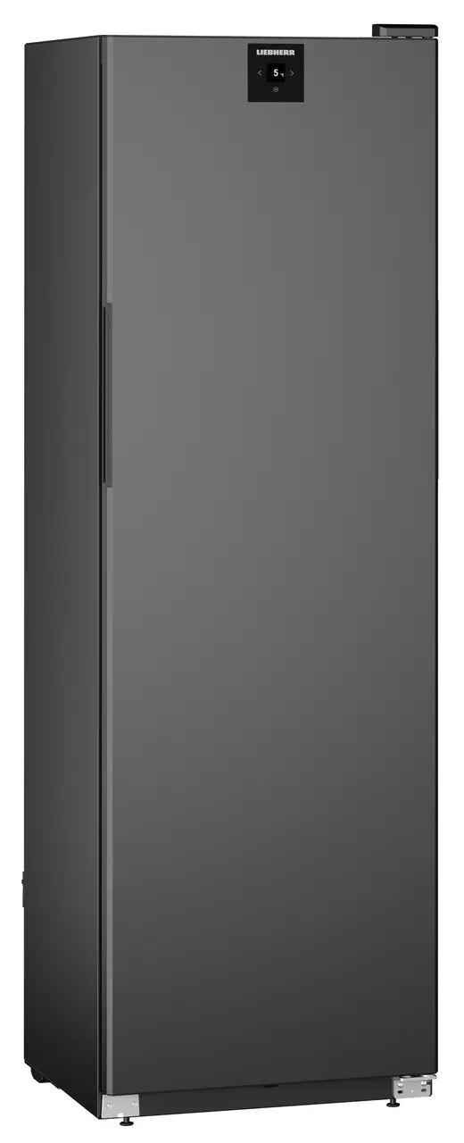 Ein grauer Liebherr-Kühlschrank. Er hat ein digitales Display, einen langen Griff und steht auf verstellbaren Füßen.