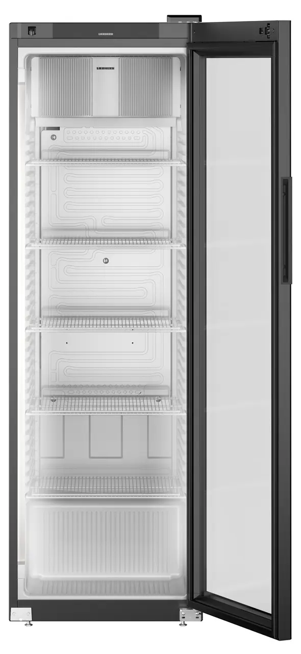 Hoher schwarzer Kühlschrank mit geöffneter Glastür, zeigt Regale und Inhalt.