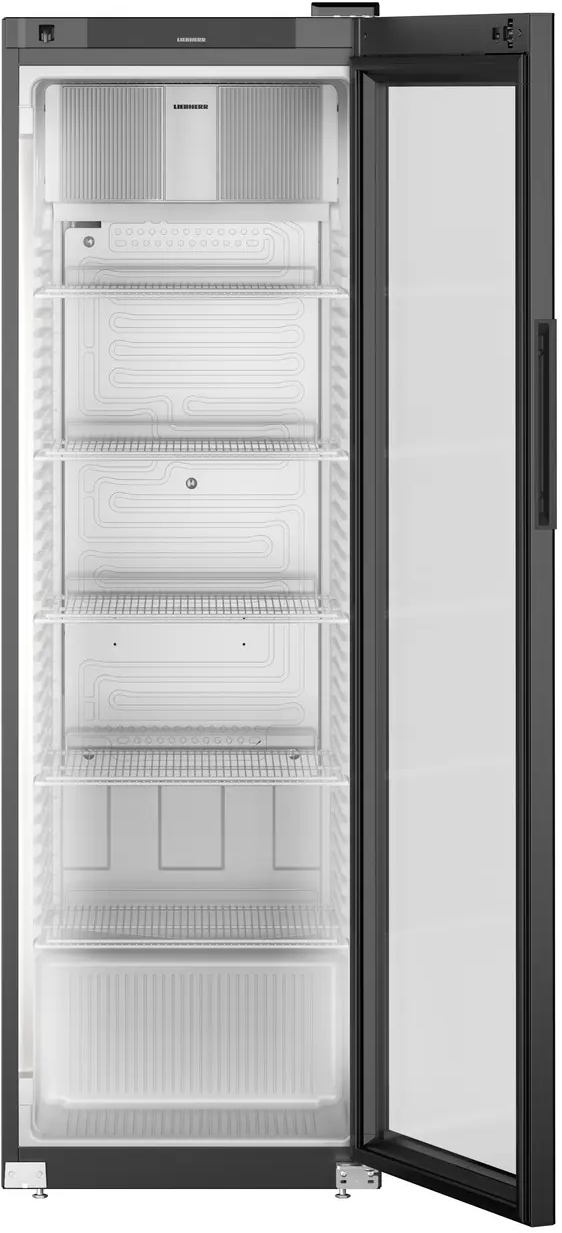 Offener schwarzer Kühlschrank. Glastür, Regale mit Gegenständen. Weißer Innenraum. Schwarzer Rahmen.