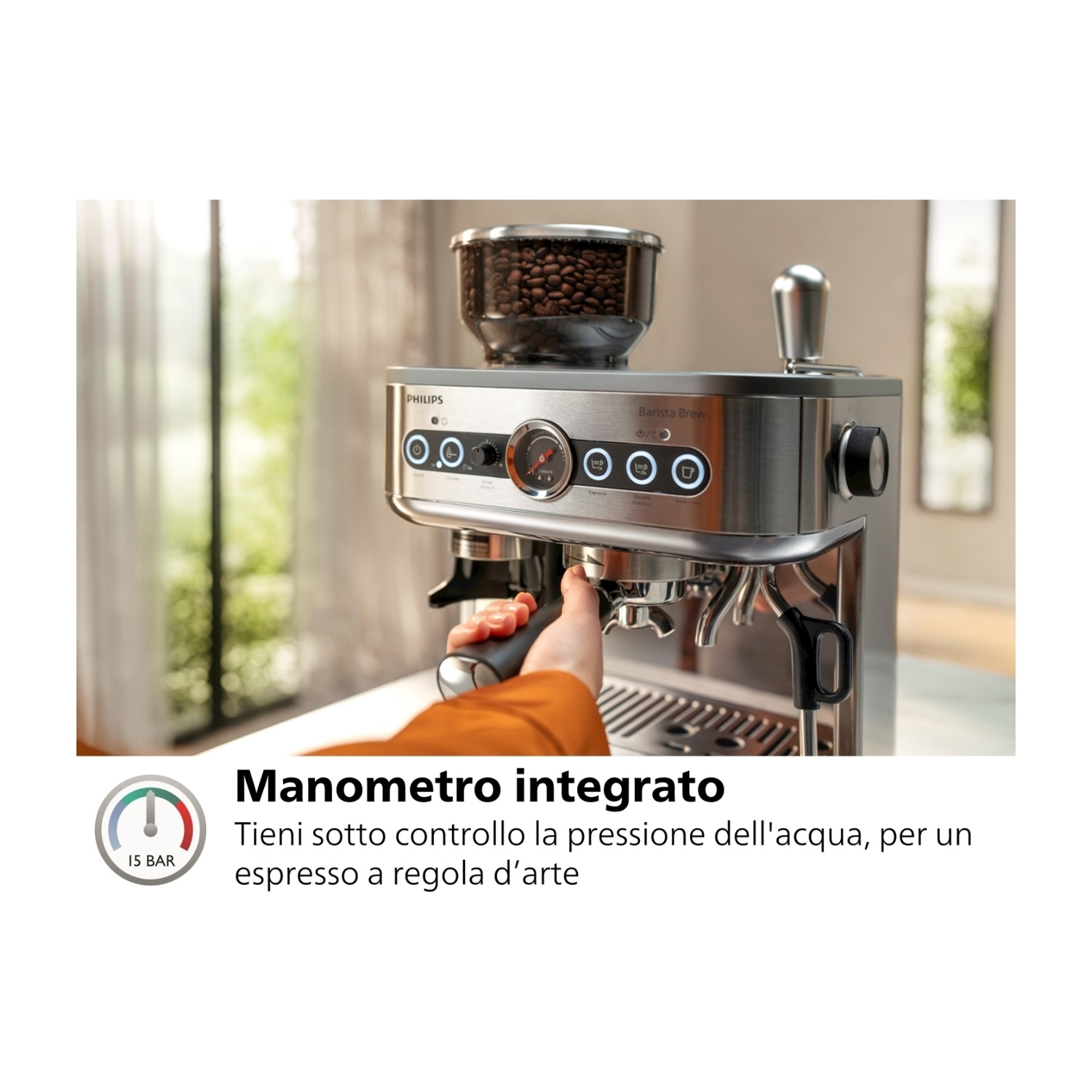 Macchina per espresso in acciaio inox. Chicchi di caffè nel contenitore superiore. Portafiltro in uso.