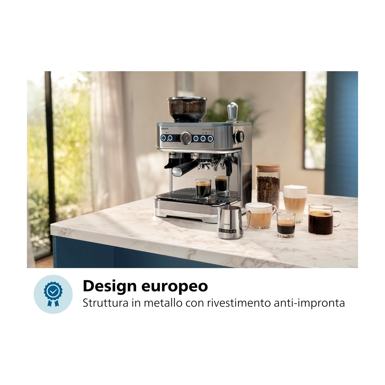 Macchina per espresso con tazze e accessori su un piano di lavoro bianco. Finestra sullo sfondo.