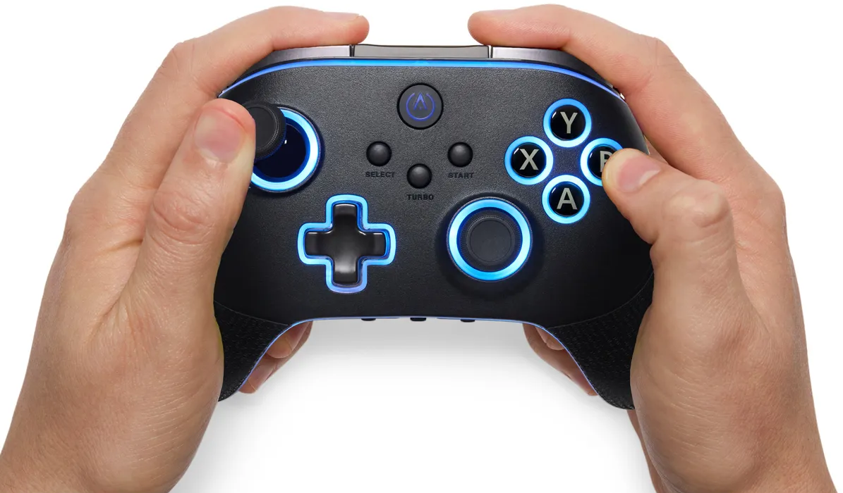 Schwarzer Gamecontroller, gehalten von zwei Händen.