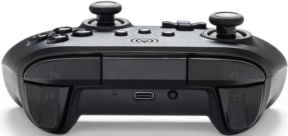 Schwarzer Gamecontroller. Tasten, Joysticks und Trigger sind sichtbar. USB-Anschluss unten.