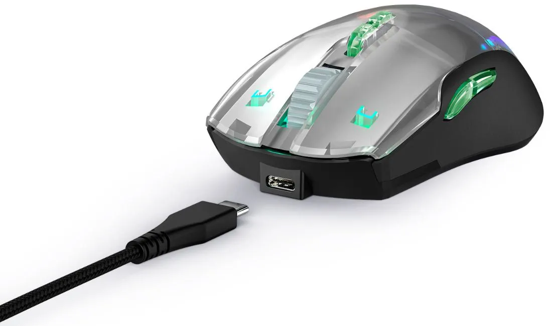 Egy gamer egér átlátszó tetővel és fekete testtel. Egy USB-C kábel csatlakozik.