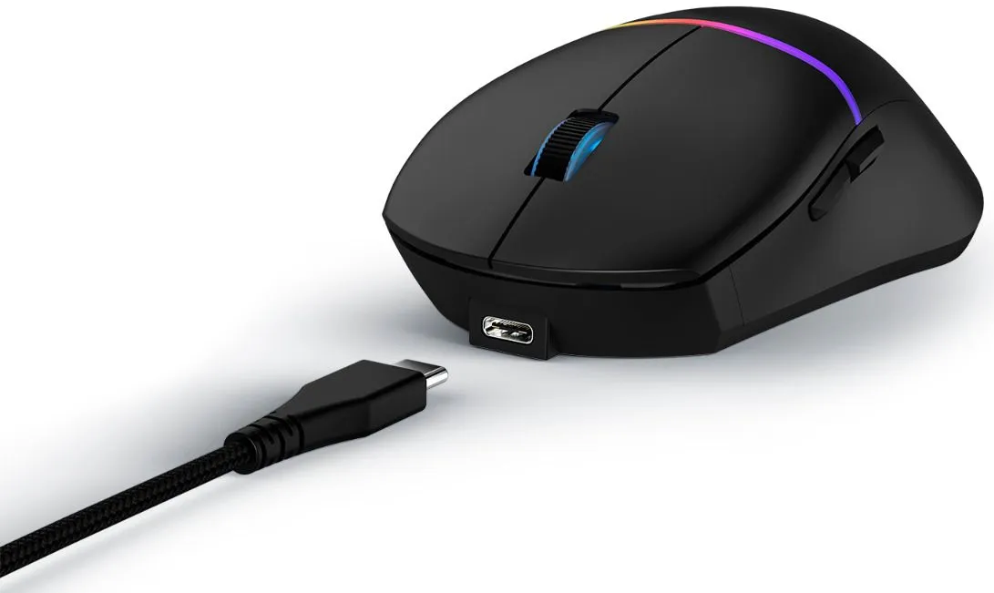 Fekete egér USB-C porttal. Egy töltőkábel van bedugva. Fehér háttér.