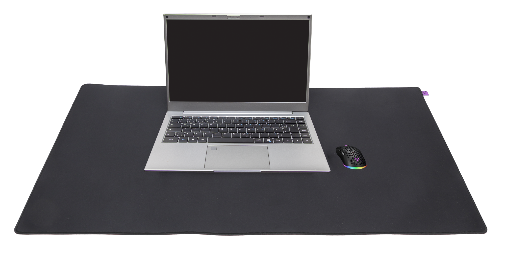 Laptop, mysz i podkładka na czarnej powierzchni na czarnym tle.