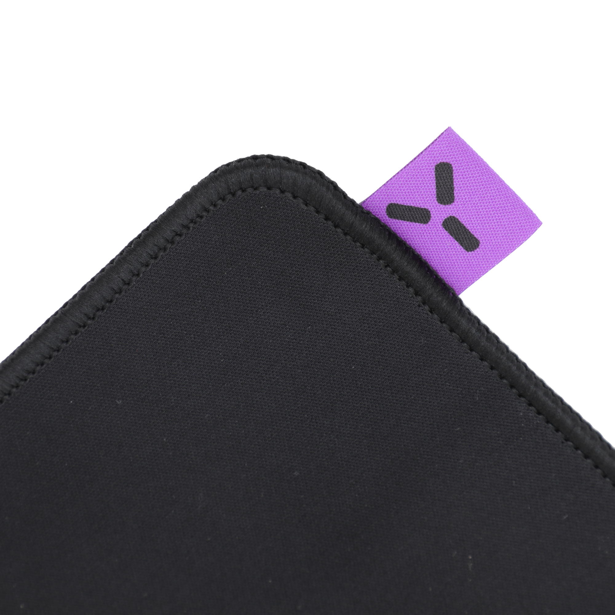 Czarna podkładka pod mysz z czarną, szytą krawędzią i fioletową zakładką narożną z logo.